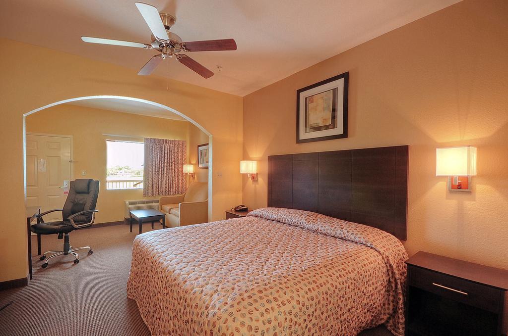 Days Inn By Wyndham Baytown East Δωμάτιο φωτογραφία